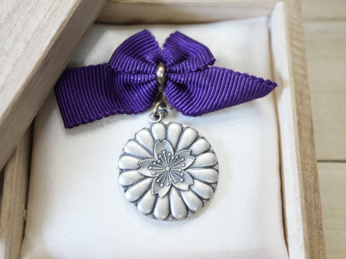 靖国神社メダル Amazon | あり レトロ 靖国神社 永代神楽之徽章 桐箱入り バッチ