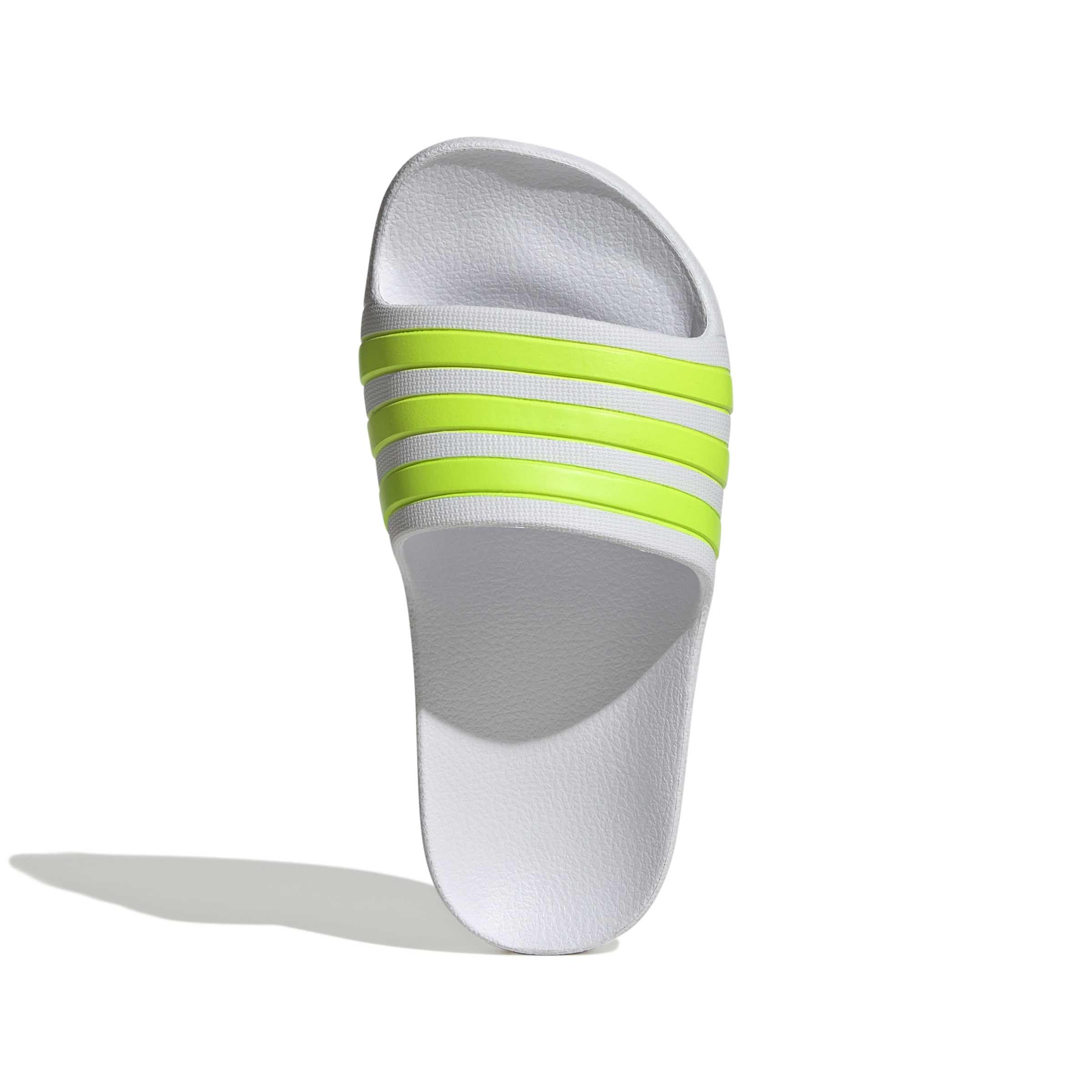 Vue détaillée des claquettes adidas Adilette Aqua Kids, montrant la bride et la semelle.