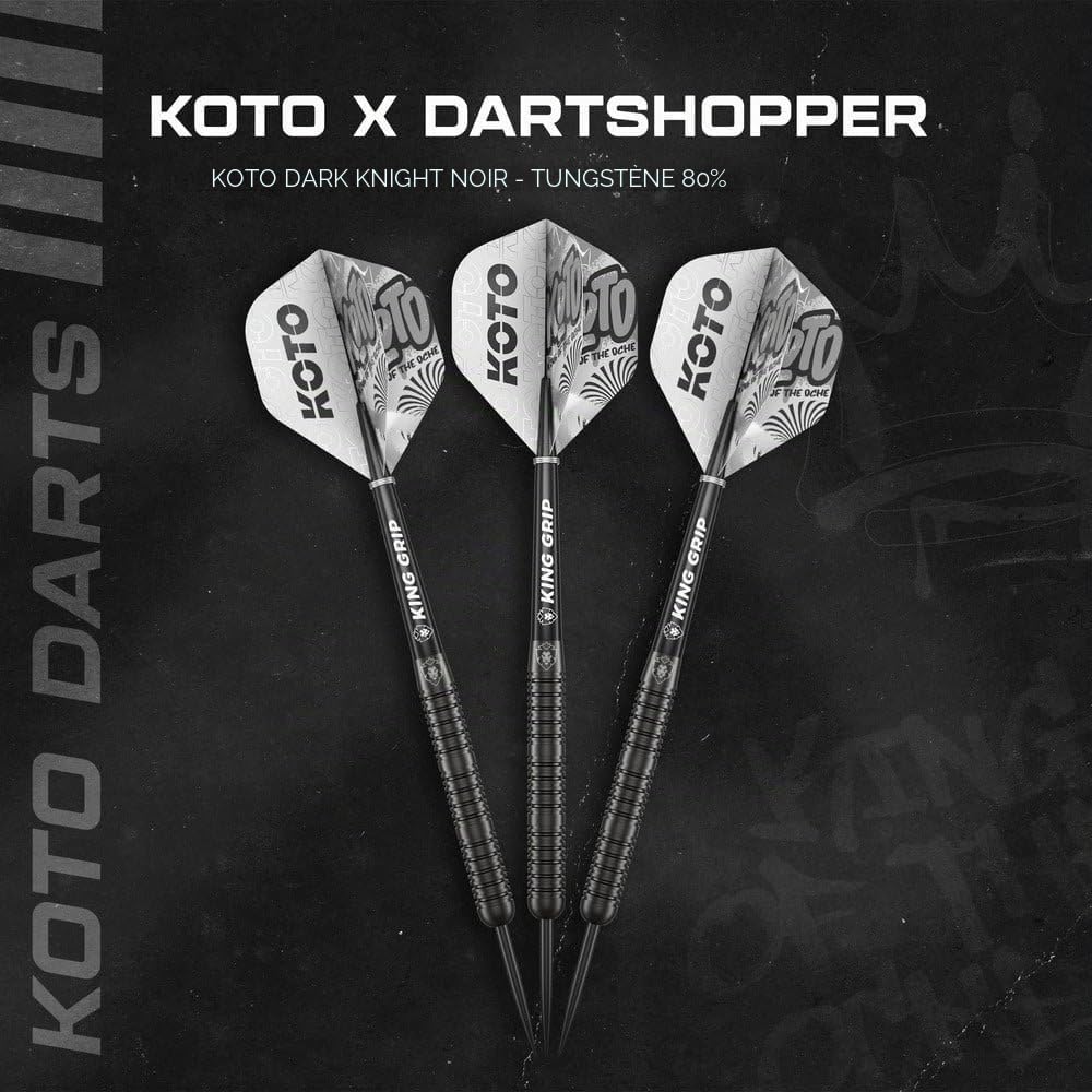 KOTO - Dark Knight Black, 80% Tungstène, 23 G, Noir, Fléchettes Acier | 23 G Fléchettes de Dart Pointe Acier, Inclus 3 Barrels, 3 Dart Flights & 3 Shafts, Barrel Straight, Grip Annelé, Centré