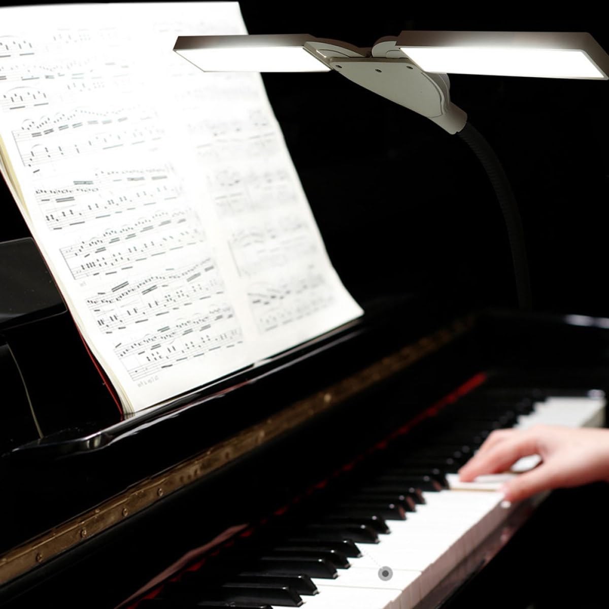 MAGICLULU Lampada a LED Clip per Spartito e Pianoforte, Luce da Lettura Regolabile a 3 Livelli, Protezione Occhi, Design Stabile e Bilanciato, per Studio e Pratica Musicale Colore Casuale