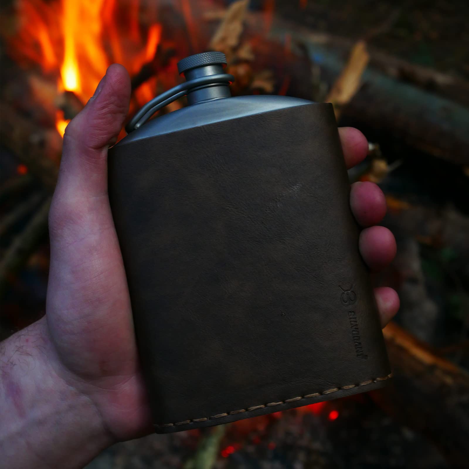 SILVERANT Flasque en titane avec entonnoir et bouchon à vis pour camping, randonnée, voyage, extérieur (220 ml, cuir)