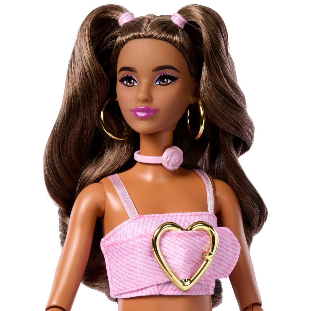 Barbie Deluxe Style Muñeca n.12 con Top Corto de Denim Rosa y Vaqueros Acampanados a Juego con Estampado de Rosas, Pelo castaño Ondulado y Accesorios como un Bolso y Joyas, JJN72