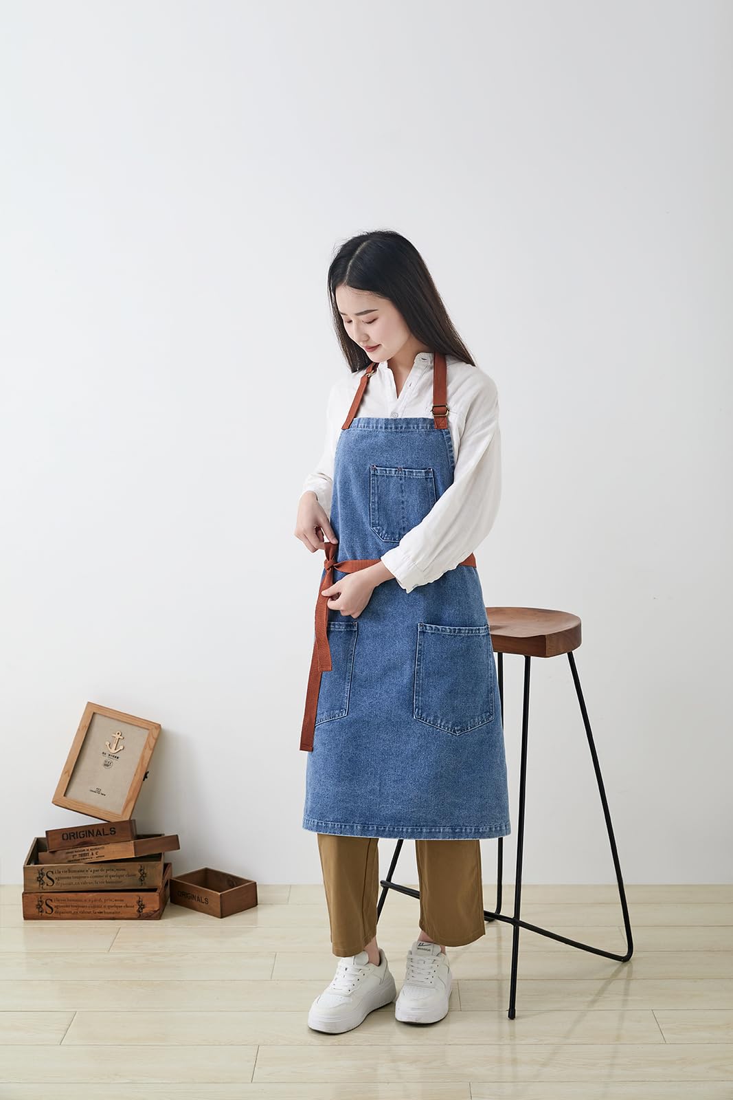 Pincy Cotton Denim Apron, Unisex Adjustable Bib Apron with Pockets for Cooking Kitchens (Light Blue) - Image 3