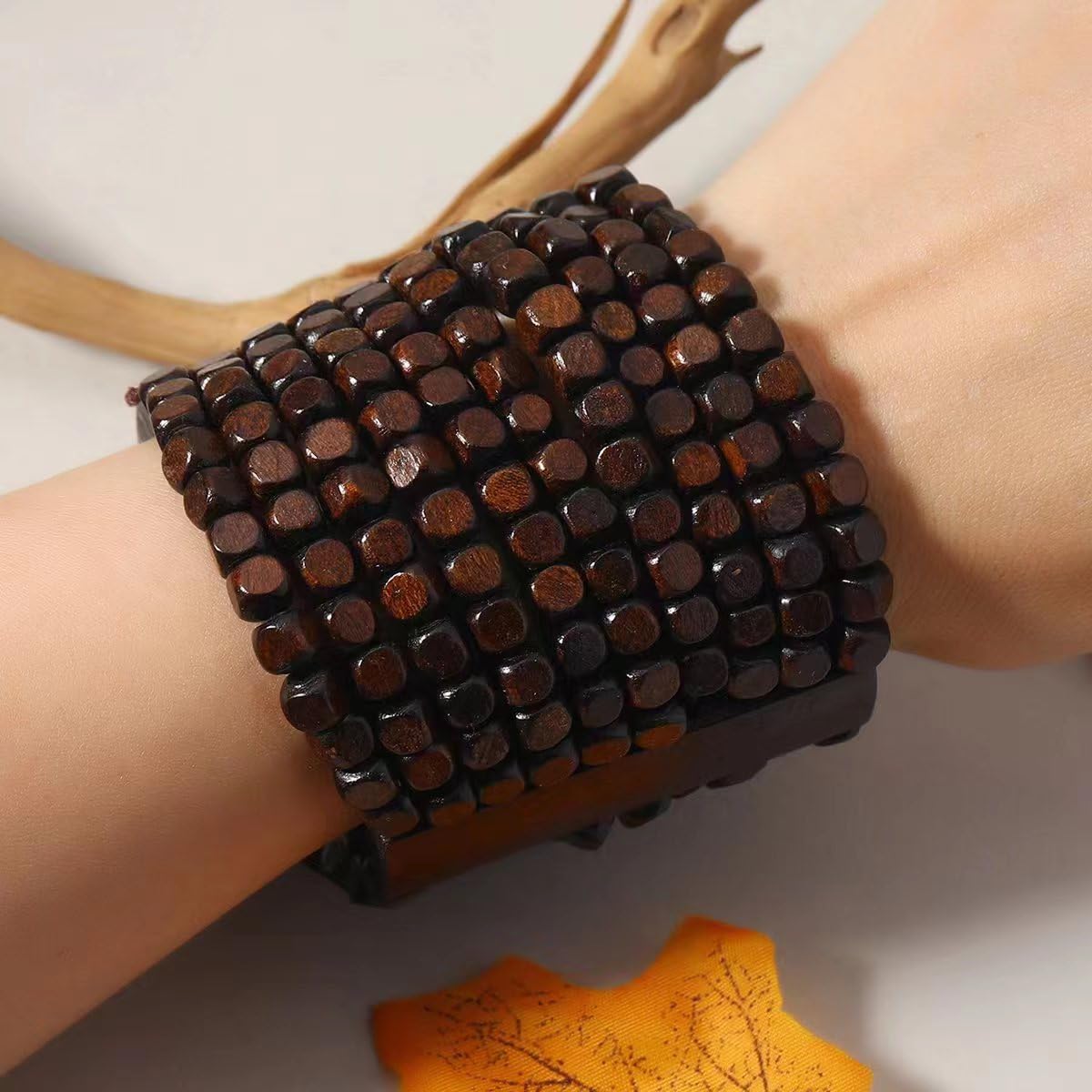 Bracciale Rigido Fatto a Mano con Perline di Legno Naturale, Bracciale Rigido Intrecciato con Motivi Geometrici Spessi per Donna, Gioielli Boho Estivi da Spiaggia.