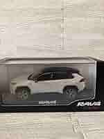 RAV4 PHV カラーサンプル ミニカー ブラック×ホワイトパール Amazon | 1/30 トヨタ 新型RAV4豊田 PHV ラブフォーPHV カラー