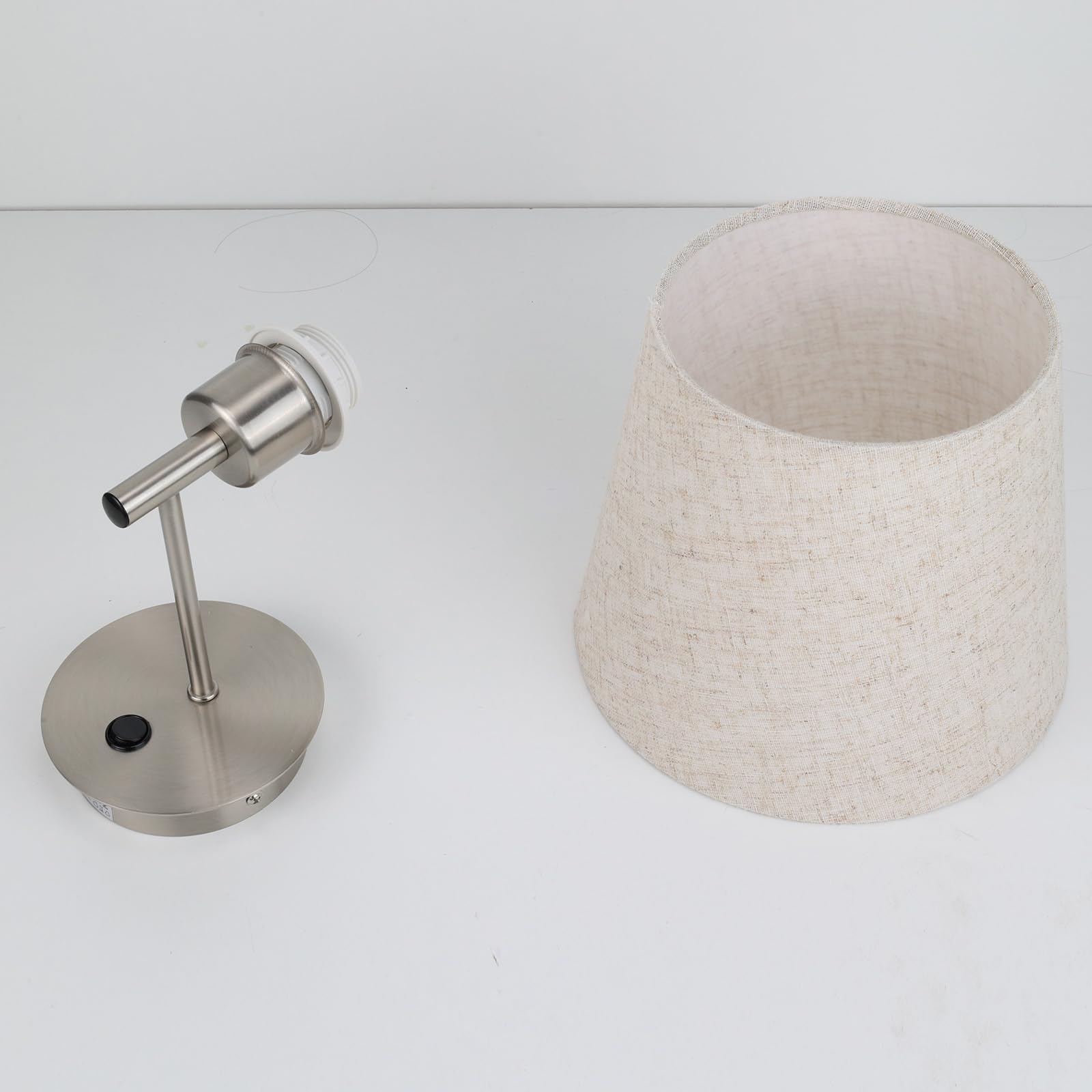 Alpinaluz Applique murale classique nickel satiné, lampe avec abat-jour en tissu beige clair et interrupteur avant, culot E27 pour chambre et tête de lit