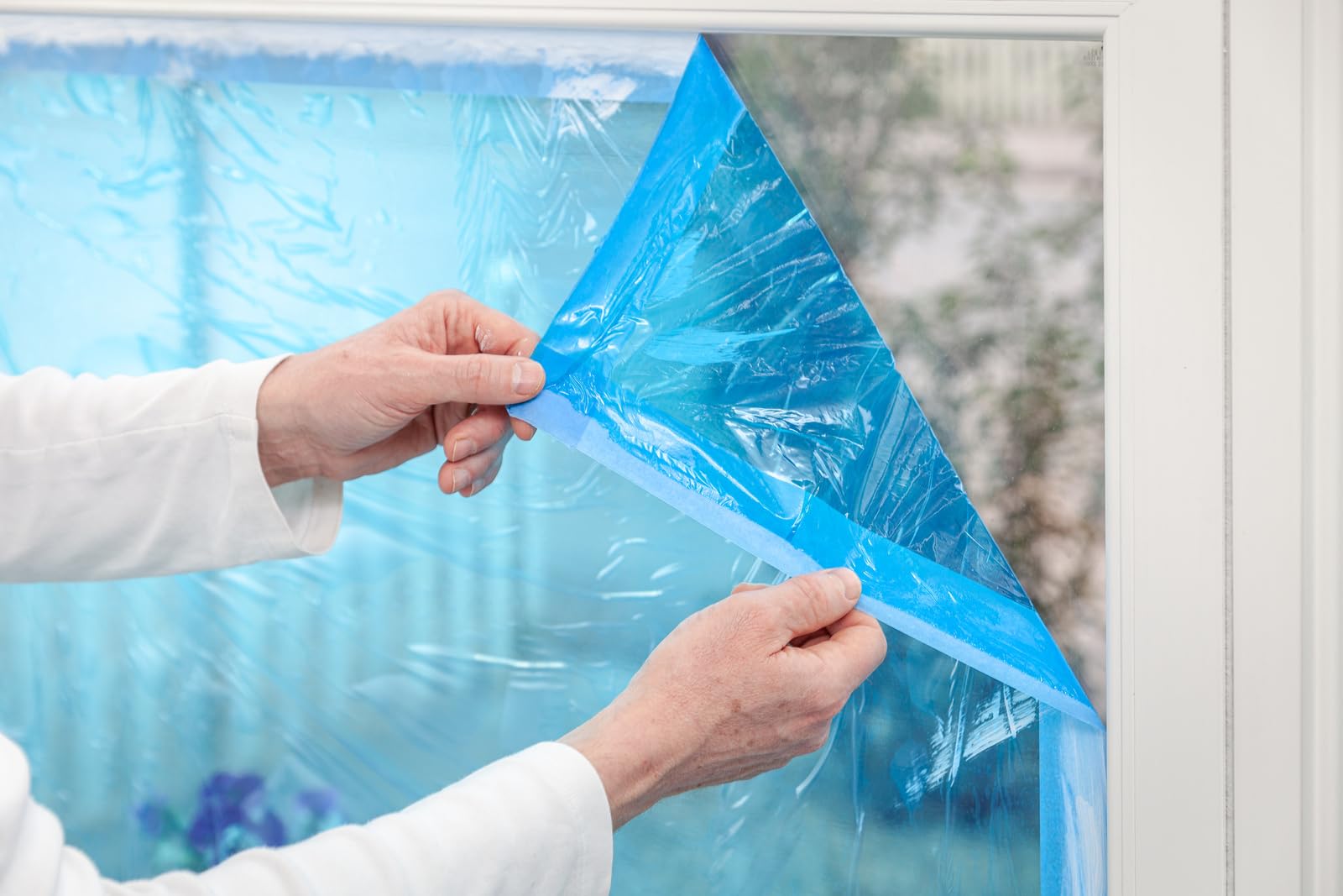 tesa lámina protectora autoadhesiva - protege contra el polvo y los arañazos, ideal para ventanas y espejos, reutilizable - rollo de 100 m x 75 cm, apto para uso en interiores y exteriores