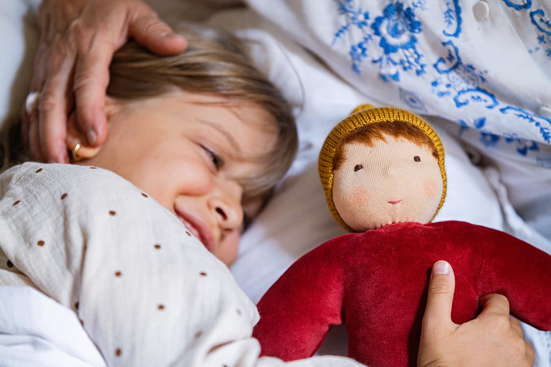 Käthe Kruse Waldorfpuppe Nana Rubin – Rubinroter Nicki-Anzug, Handgefertigte Schmusepuppe aus Bio-Baumwolle und Bio-Schafschurwolle, 35 cm