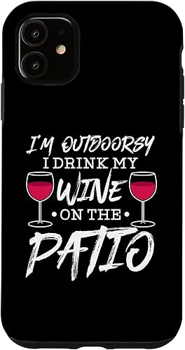 Miniatura 7 de Funda para beber con texto en inglés "I Outdoorsy I Drink Wine On The Patio para iPhone 13