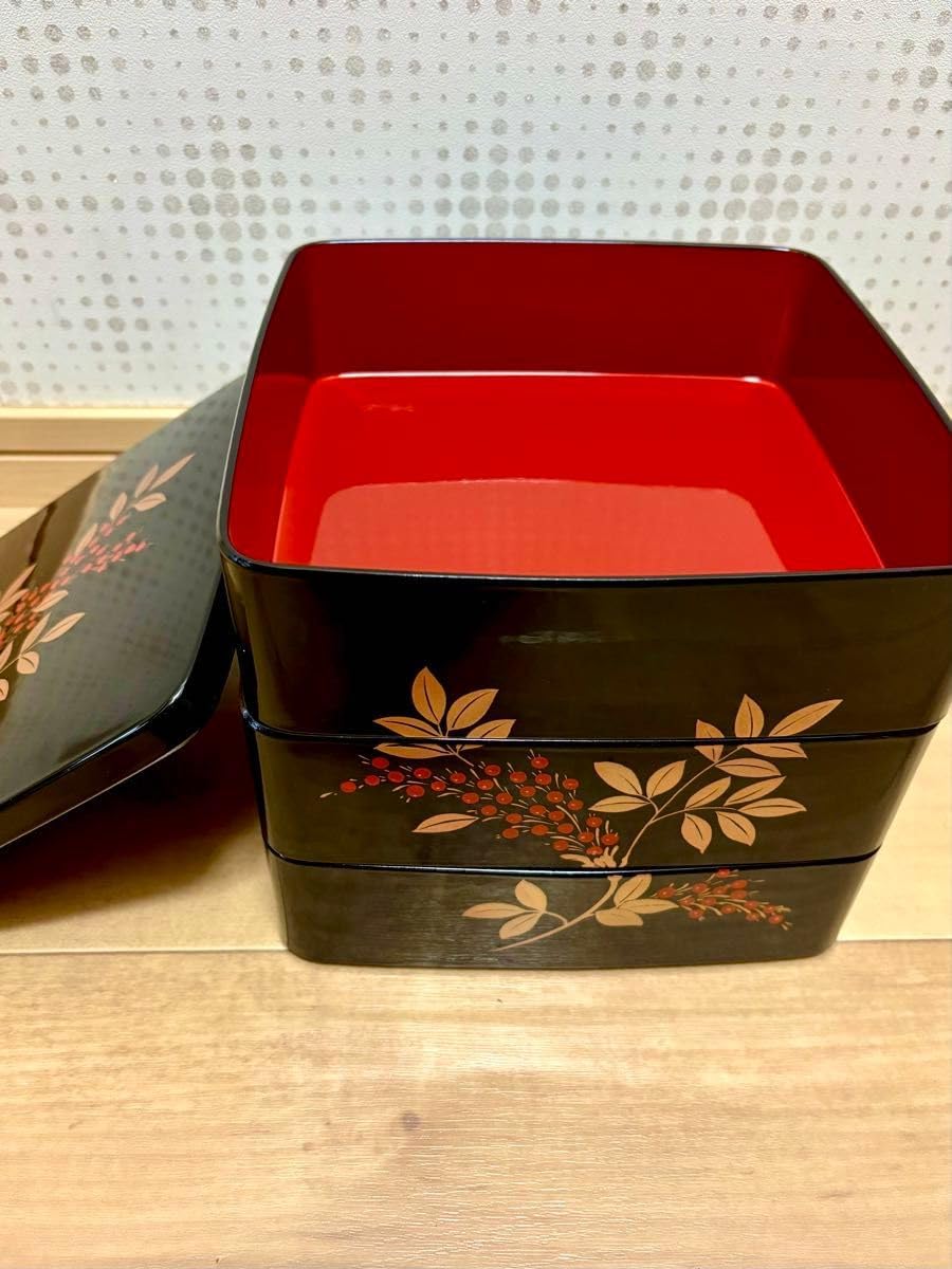 美術品・アンティーク・コレクション 五段重箱 黒塗り 南天蒔絵 伝統工芸品
