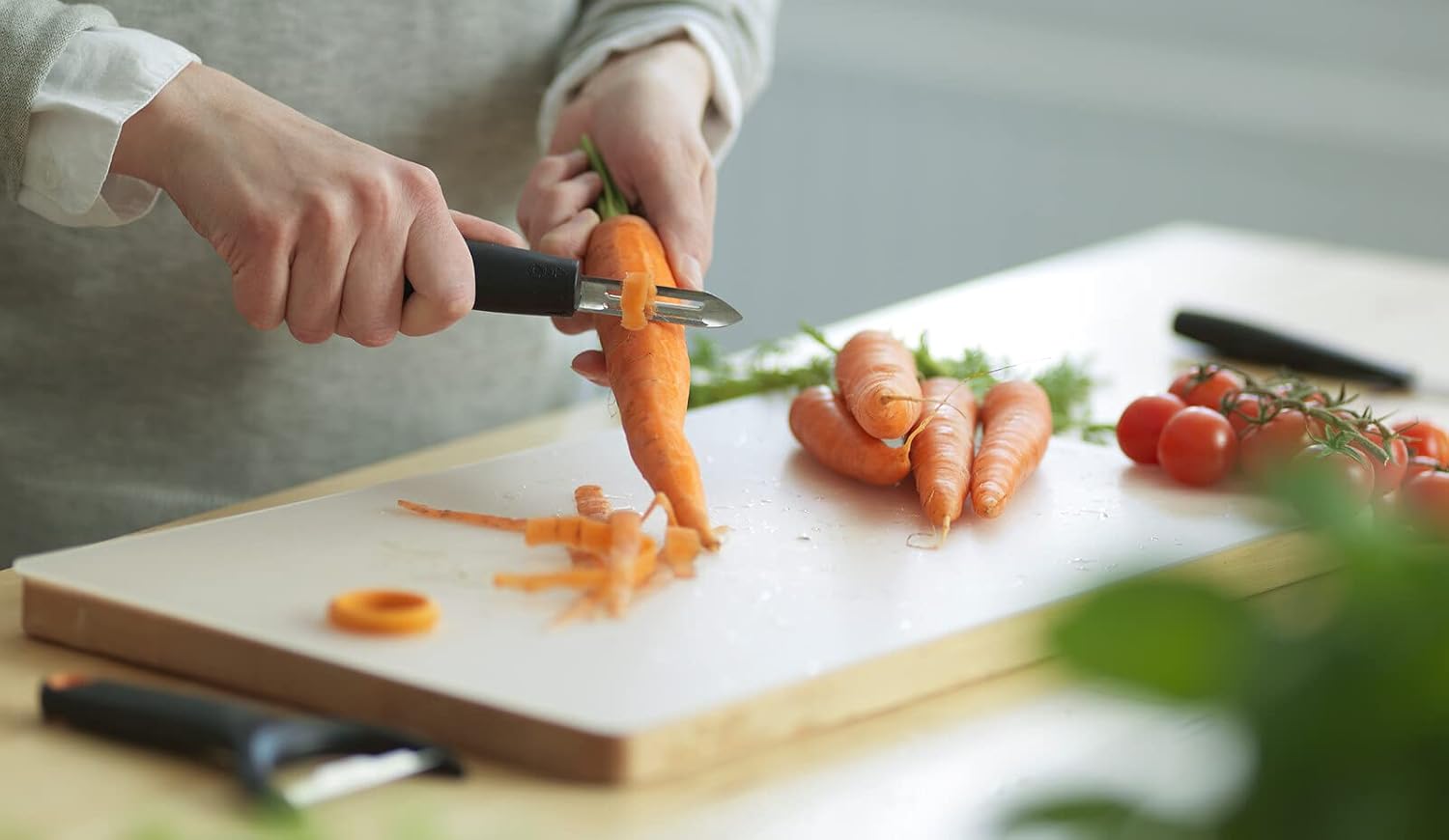 Fiskars Fixed Blade, Length: 18 cm, Steel/Synthetic Material Peeler, one Size, Black