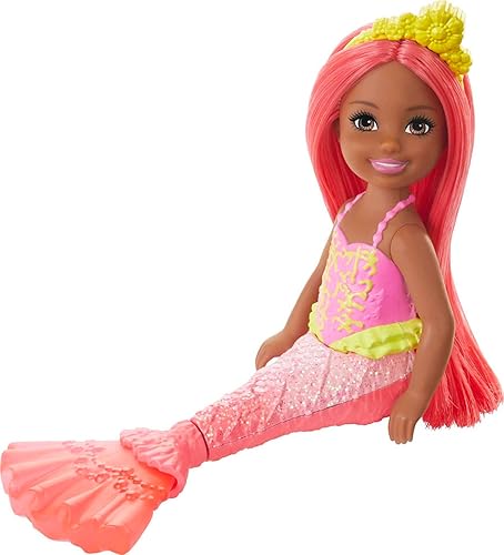 Muñeca Barbie Dreamtopia Chelsea de sirena con cabello y cola de color coral, accesorio de diadema real, muñeca pequeña se dobla en la cintura