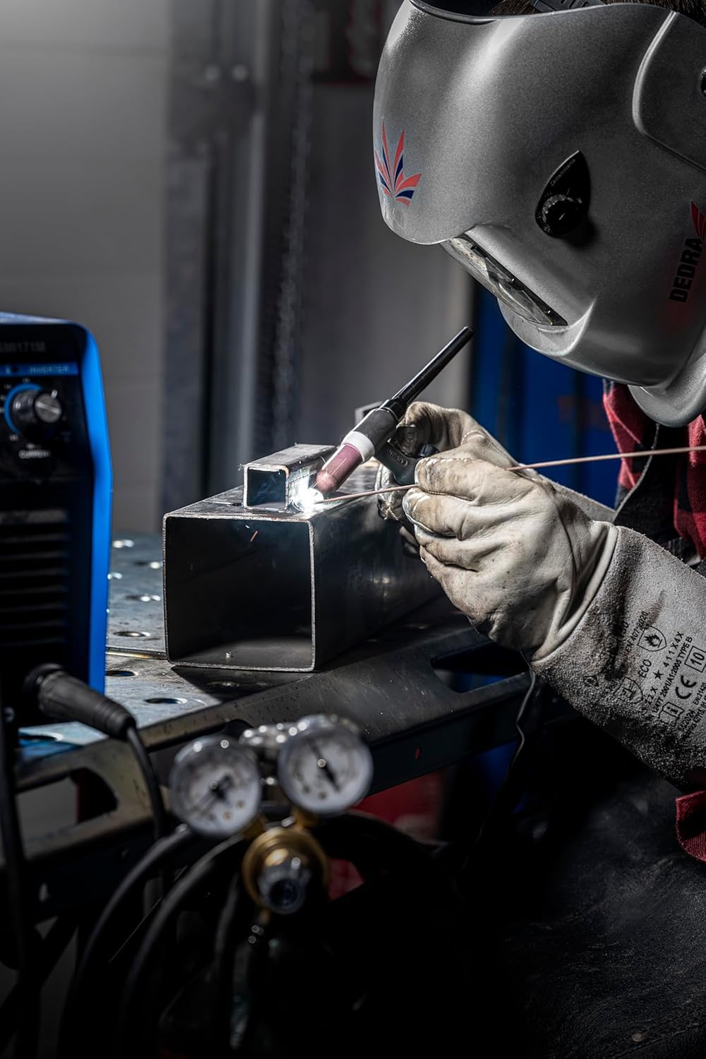 Dedra DESMI171M – spawarka inwertorowa IGBT 3 w 1, MIG/MAG 160 A, MMA/TIG 140 A, LCD, HOT START, ANTI STICK, ARC FORCE, stopień ochrony IP21S – komplet