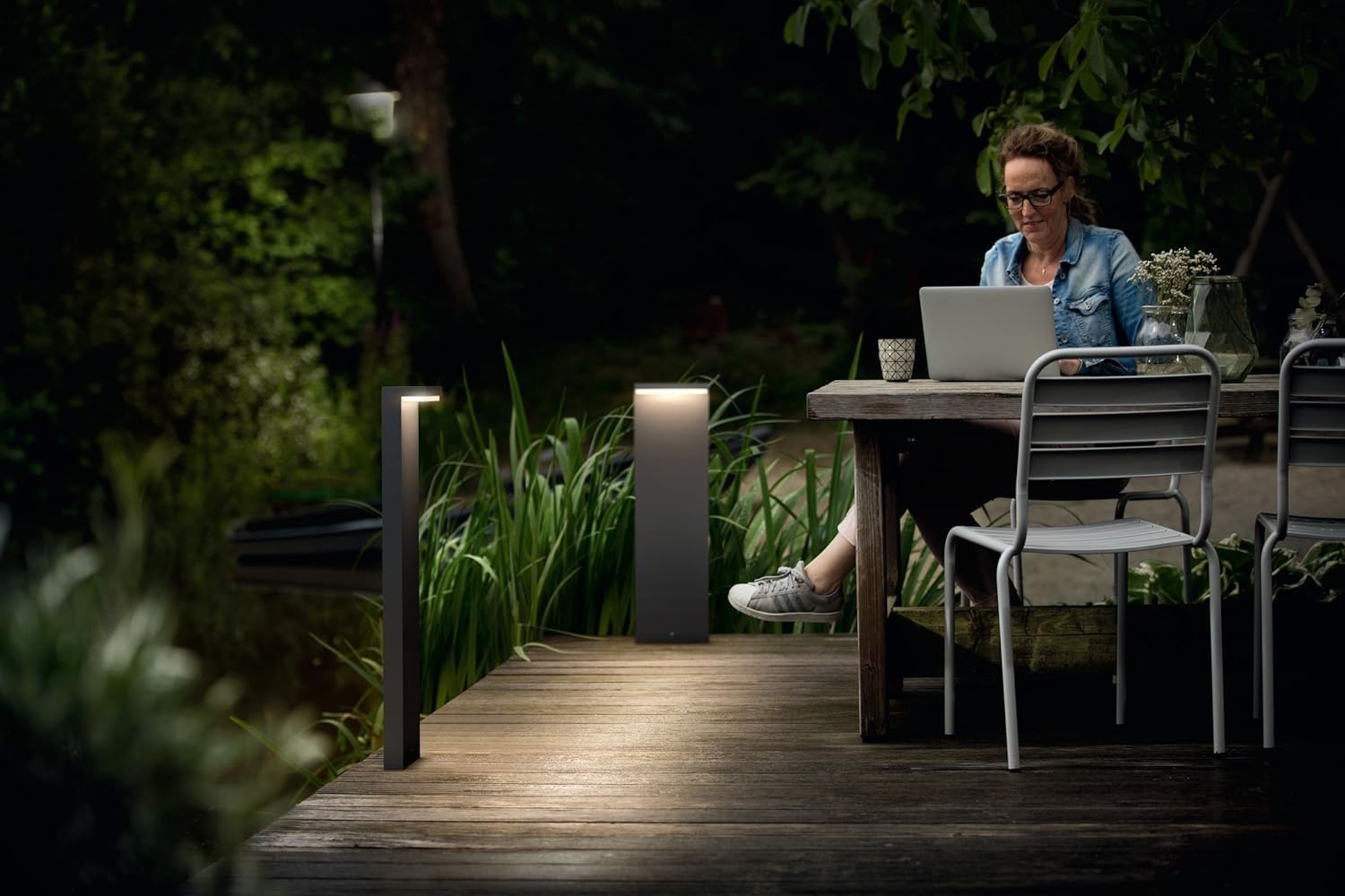 Philips Bustan LED Outdoor Wegeleuchte (40 W), wetterfeste Gartenbeleuchtung mit warmweißem Licht, energiesparende LED Beleuchtung, anthrazit, Warmweiß