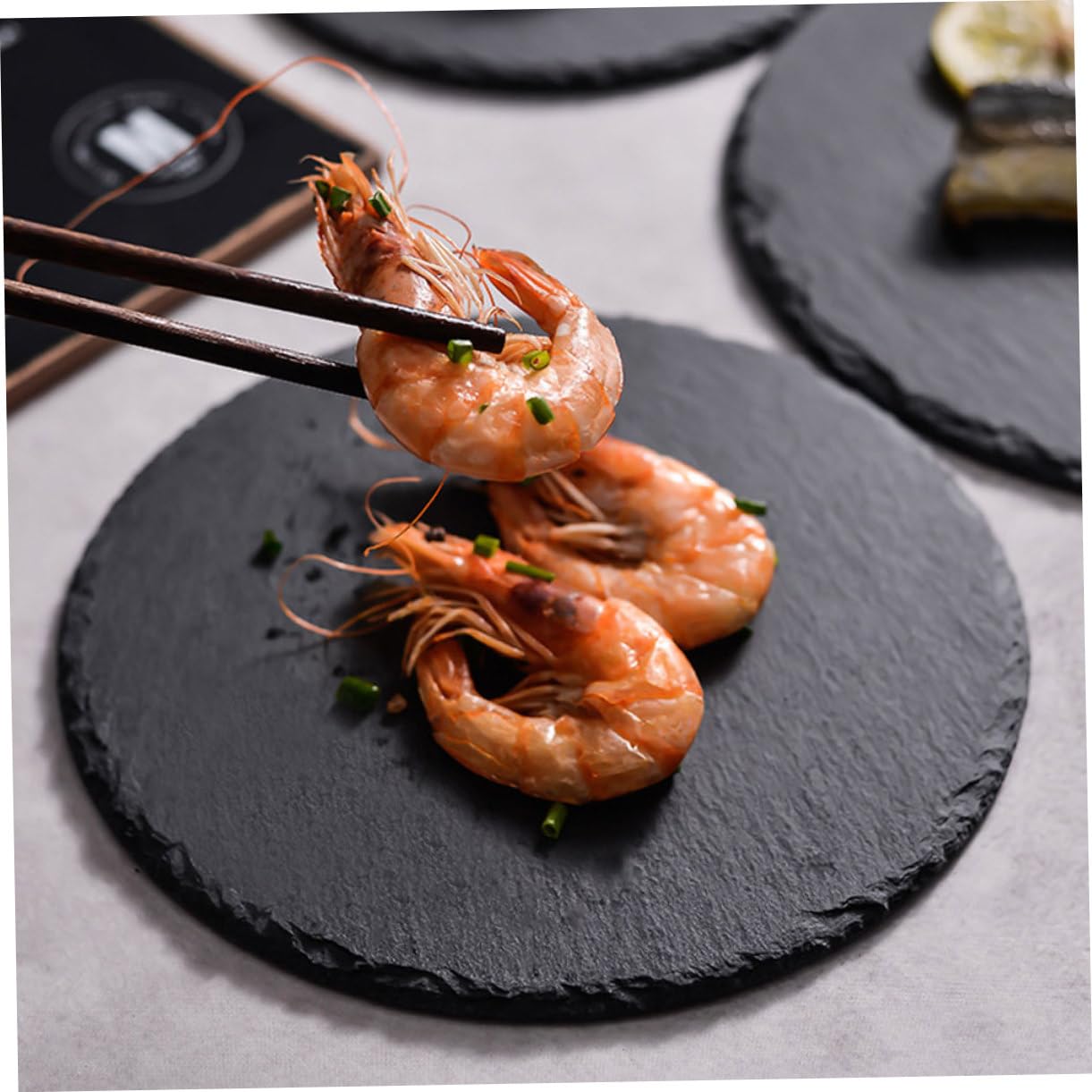 SECFOU Plato Redondo de Pizarra Natural Negro para Servir Comida | Multiuso para Desayuno y Postres, Estilo Rústico Chic, Adecuado para Hotel y Restaurante Occidental