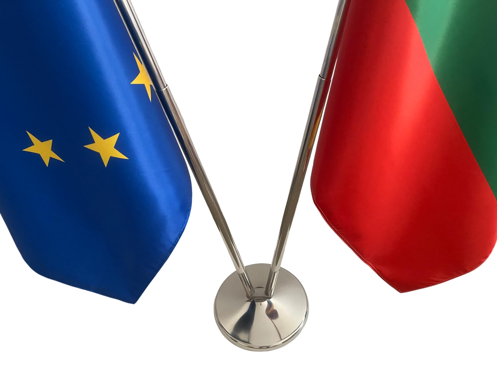Drapeau Lituanie et Union Européenne avec pied et mâts en acier inoxydable – ensemble protocolaire pour bureau. Pied Ø 360mm, inox finition argentée, hampes pointe ronde. Code CN3-EU-LT