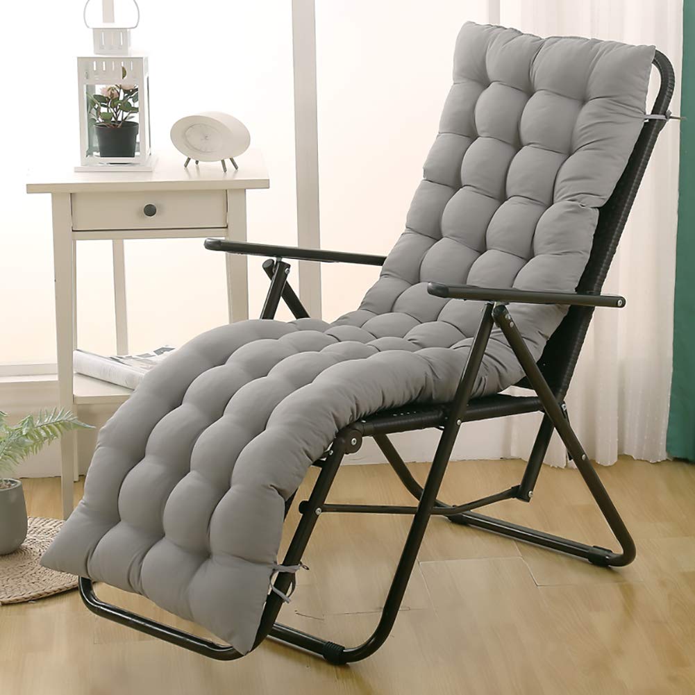 Coussin de chaise capitonné résistant pour soulager le dos sur un fauteuil de jardin gris