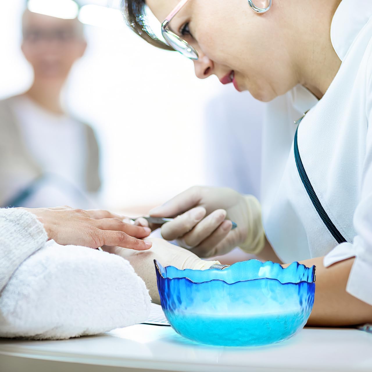 LALAFINA Glass Manicure Soaking Bowl Nail Soak off Bowl 9 Inch Pedicure Salon Bath Nail Remover for Fingernail Toenail Caring Polish Removal, Blue