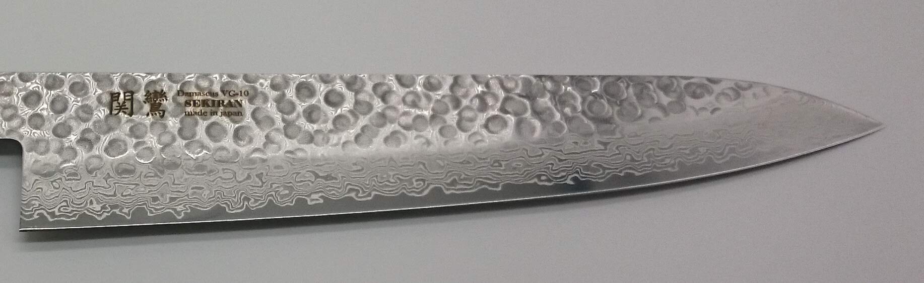 関鸞 プロ用高級包丁 牛刀 240mm 八角柄 V金10号17層ダマスカス 鎚目