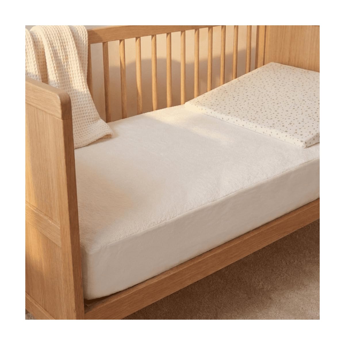 P'TIT LIT Pack Sommeil Bébé 3-en-1 - Matelas 60x120x10 cm Réversible - Plan Incliné Déhoussable Étoiles Dorées - Protège-Matelas en Molleton Doux - Déhoussable - Certifié Oeko-Tex & Certipur