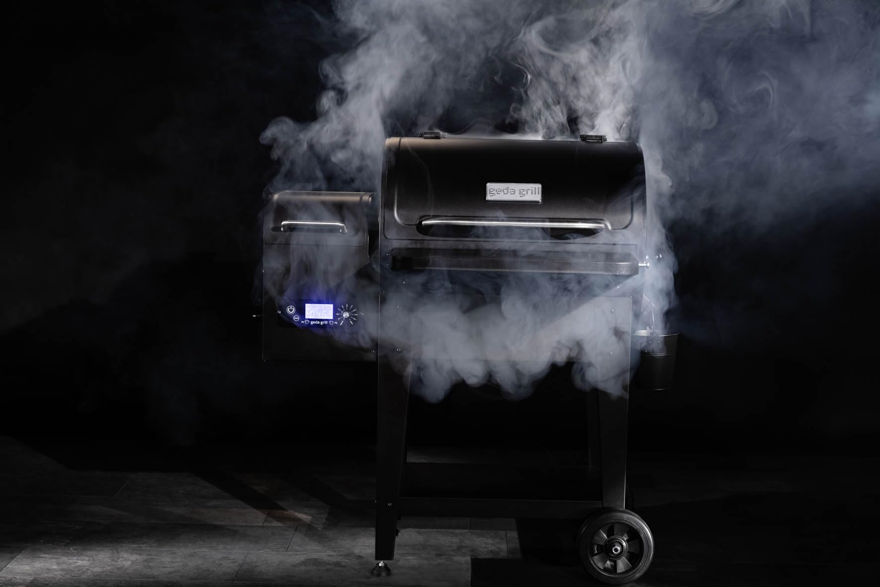 GEDA Grill Pelletsmoker 'Odin' 80°C - 265°C, Pelletgrill mit Direkt Feuer, Räucherofen inkl. Fleischsonde, ausklappbare Ablage, Smoker elektrisch ('ODIN 65', Controller Plus mit Wlan + Abdeckhaube)