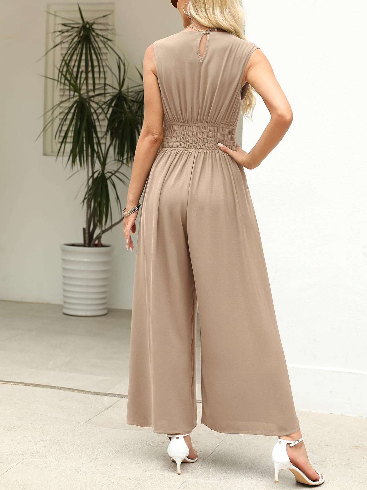 CUPSHE Combinaison longue d'été élégante pour femme avec col en V profond sans manches et ceinture smockée et jambes larges