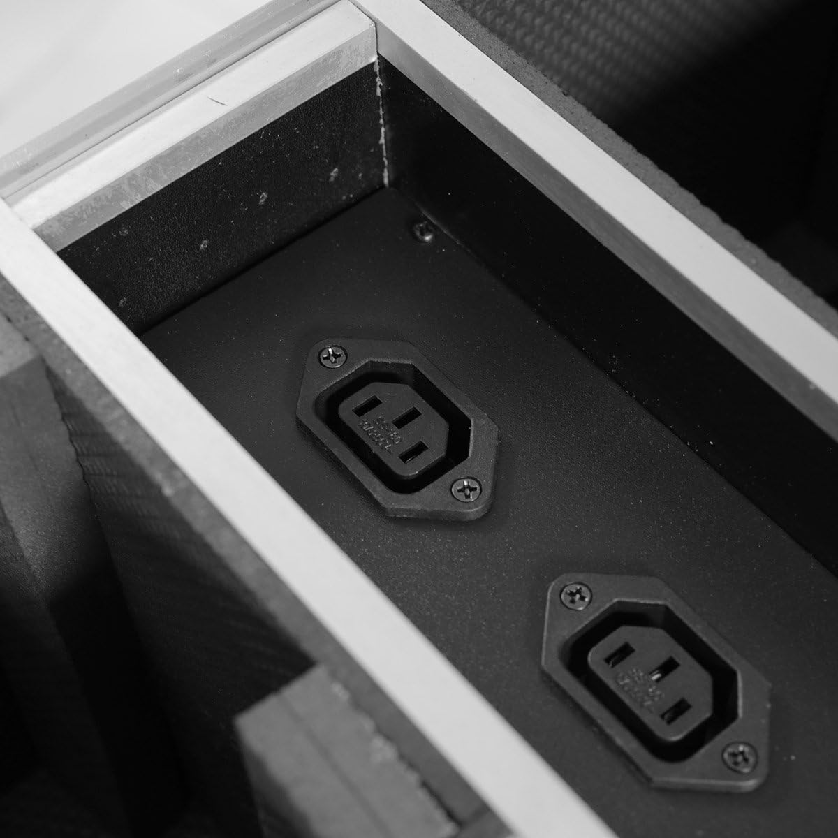 BoomToneDJ EZ-Box Flight Case Universale Nero 6 Scomparti con Rotelle. Valigia di trasporto professionale. 6 prese IEC integrate. Rinforzi angolari. Dimensioni con ruote: 51 x 47 x 38,5 cm.