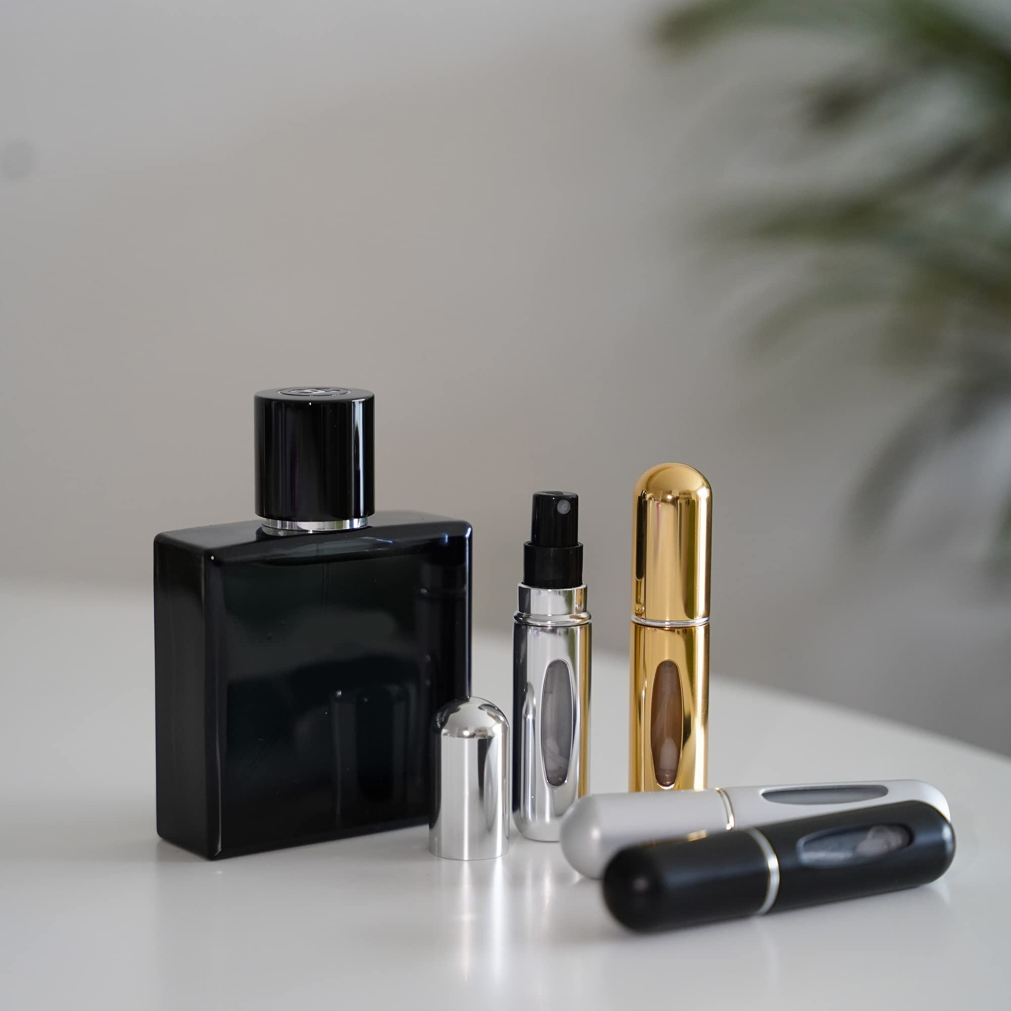 Lote de 2 – Vaporizador/difusor de perfume vacío (5 ml), botella de perfume para hombre y mujer, recargable, reutilizable, transportable desde cualquier lugar, ideal para viajes o fiestas. (Negro)