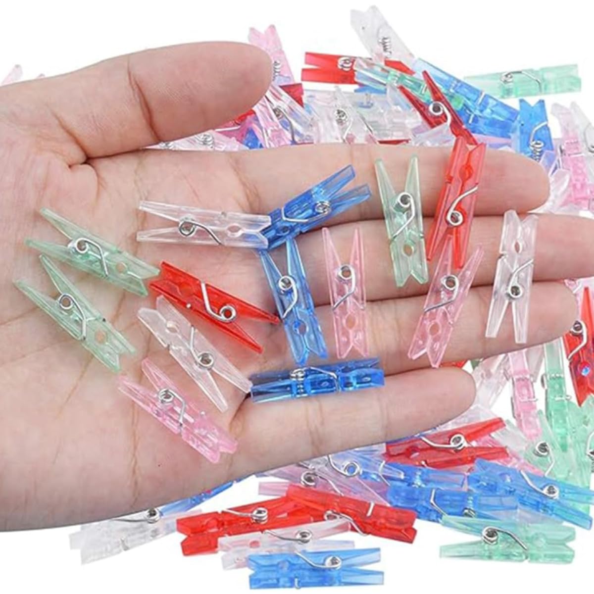 Insieme Delle Mollette Da Bucato Di Plastica Colorate Multi Su Un Fondo Leggero 72975090