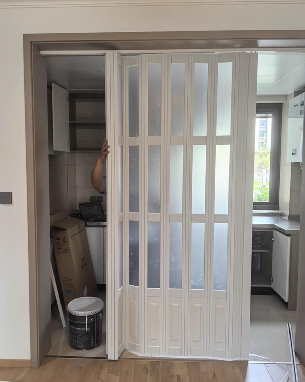 Porte pliante en PVC à effet chêne blanc avec ferrures robustes style grange