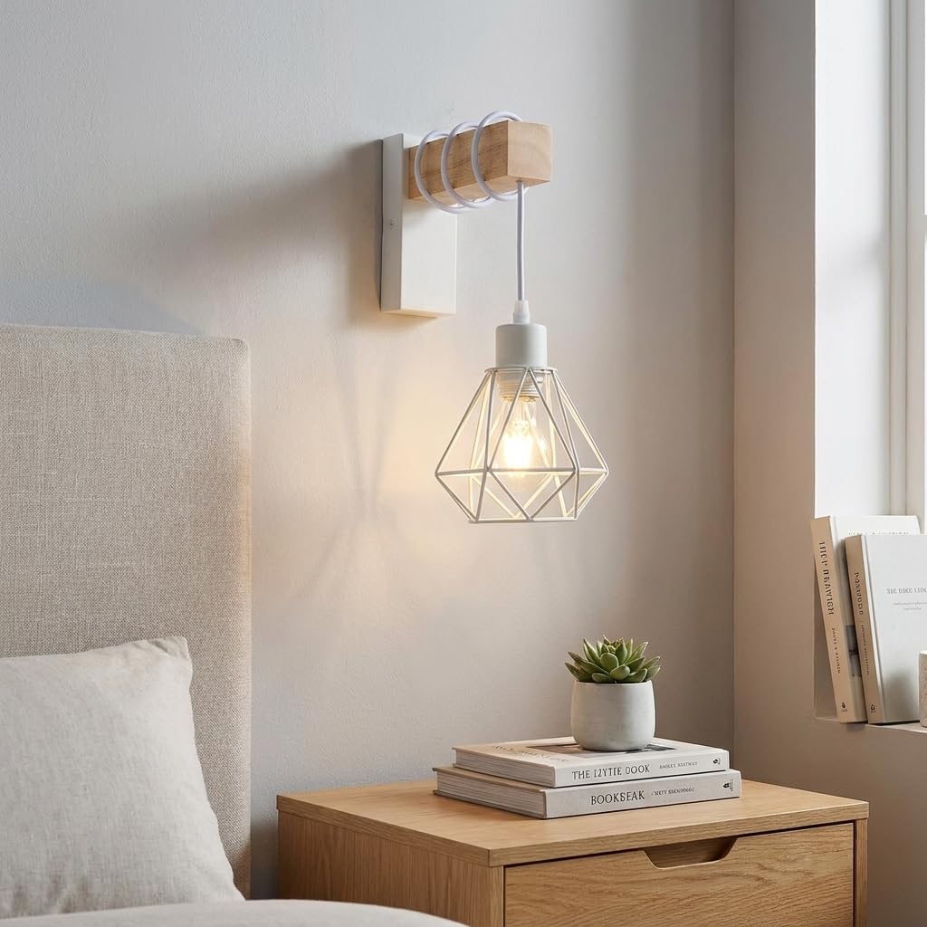 Alpinaluz Aplique da Parete Moderno in Ferro Bianco con Braccio in Legno Naturale di Frassino e Paralume a Gabbia Metallica, Compatibile con Lampadine E27, Perfetto per Camera da Letto e Soggiorno