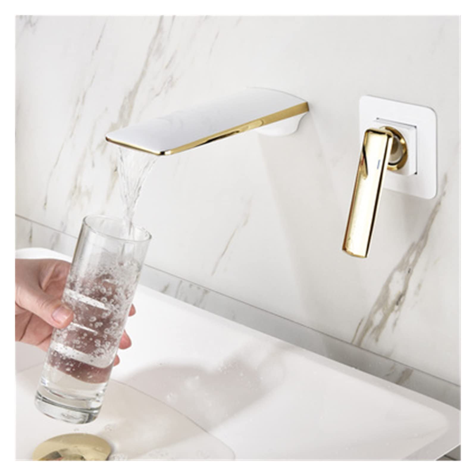 Grue de lavabo or blanc pour une salle de bain moderne et zen