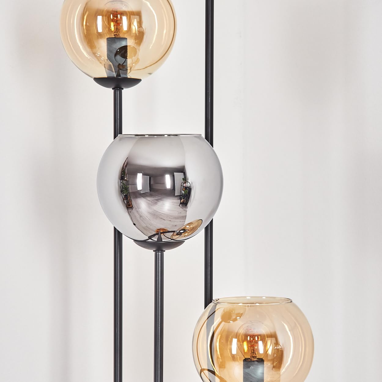 Lampadaire Koyoto HOFSTEIN, en métal/bois/verre noir/naturel/chrome/fumé/ambre, luminaire au design vintage (Ø 15 cm), interrupteur au pied, 147 cm, E14, salon, chambre à coucher, couloir, bureau