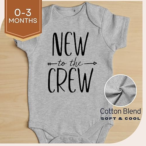 Miniatura 5 de Tipit Drinkware Regalo de embarazo Est 2026  New Mom and Daddy Est 2026 Juego de tazas negras de 11 onzas con The Adventure Begins Onesie (0-3