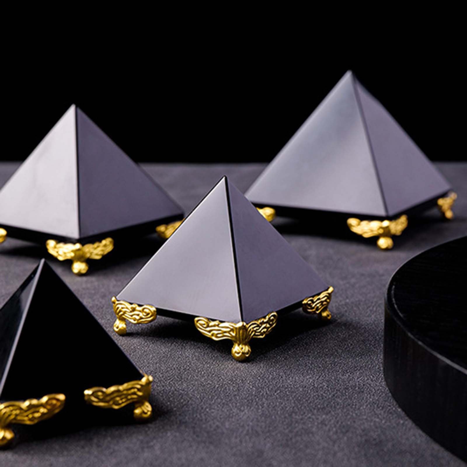 Figura de pirámide de Cristal de obsidiana Negra con Soporte Dorado