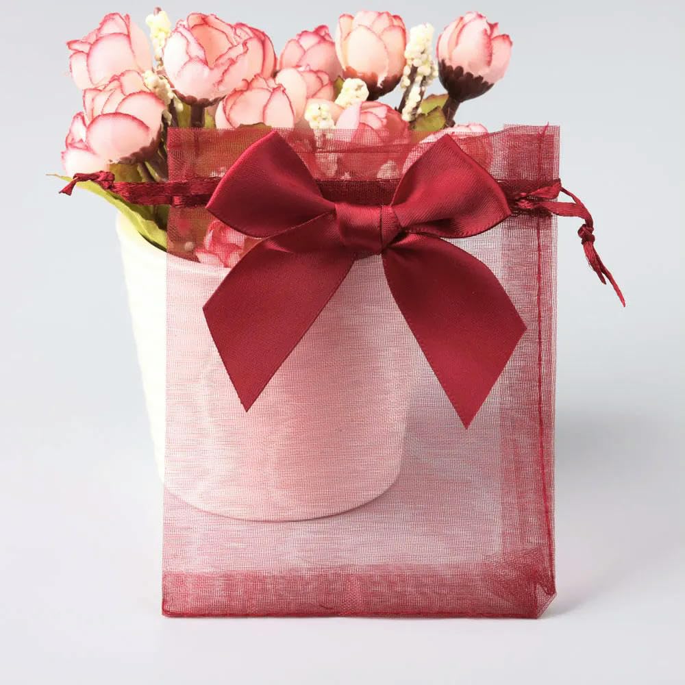 Lot de 50 sachets cadeaux en organza (13 x 18 cm) avec nœud papillon, parfaits pour Noël, les fêtes, les mariages, les bonbons et autres occasions spéciales. Pochette à cordon pour bijoux raffinés.