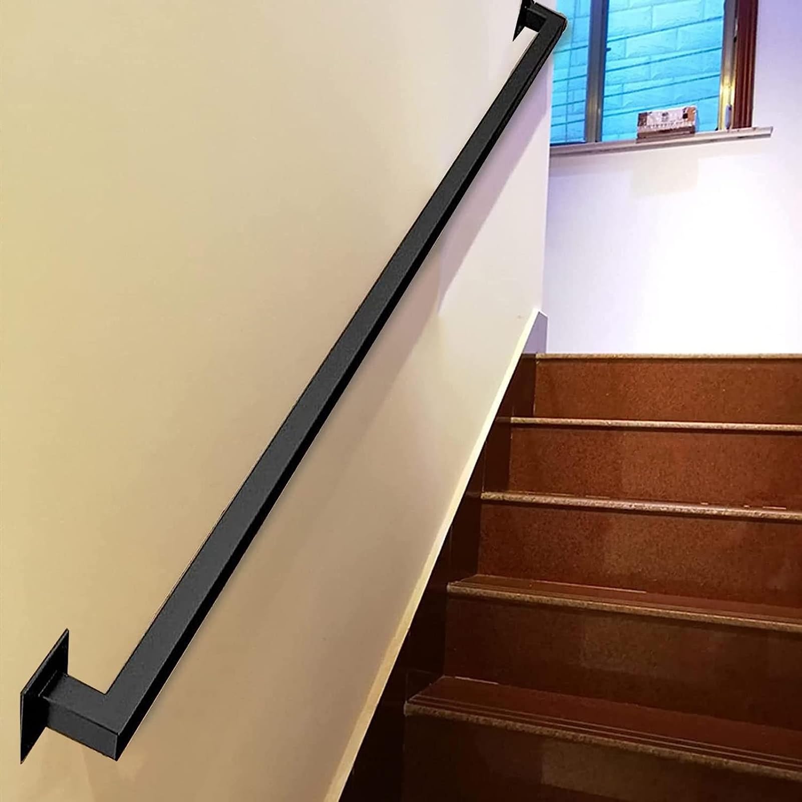 Main courante en fer forgé avec support antidérapant pour sécuriser l'escalier des seniors