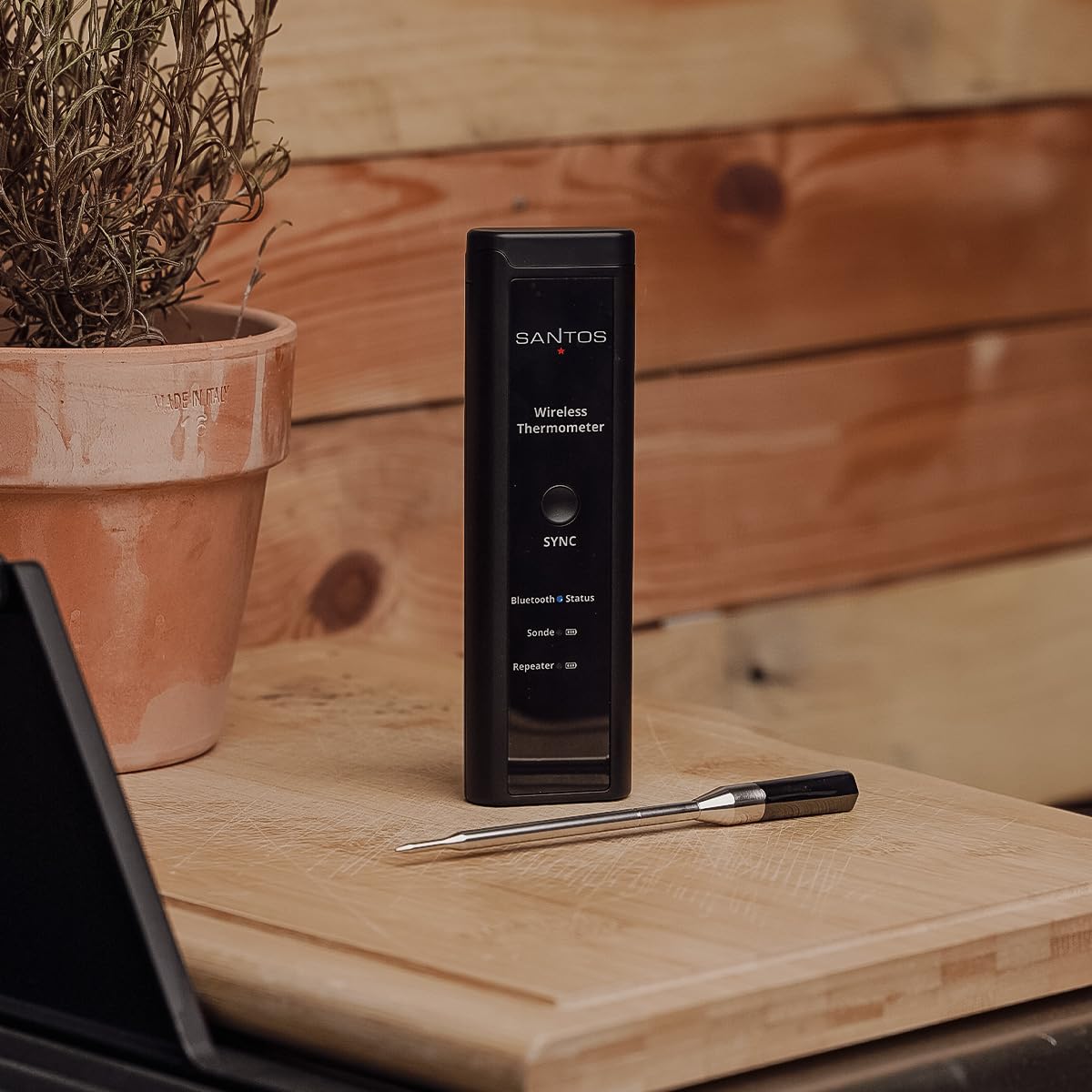 SANTOS Wireless Grillthermometer – Perfekte Grillkontrolle per App (Android & iOS)– Kabellos – 100m Reichweite – Dual-Sensor – Bis 300°C – Magnet-Halterung