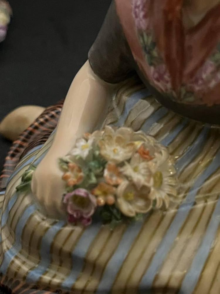 ロイヤルコペンハーゲン　民族衣装シリーズ　女の子　② Amazon.co.jp: ロイヤルコペンハーゲン 民族衣装を着た女の子