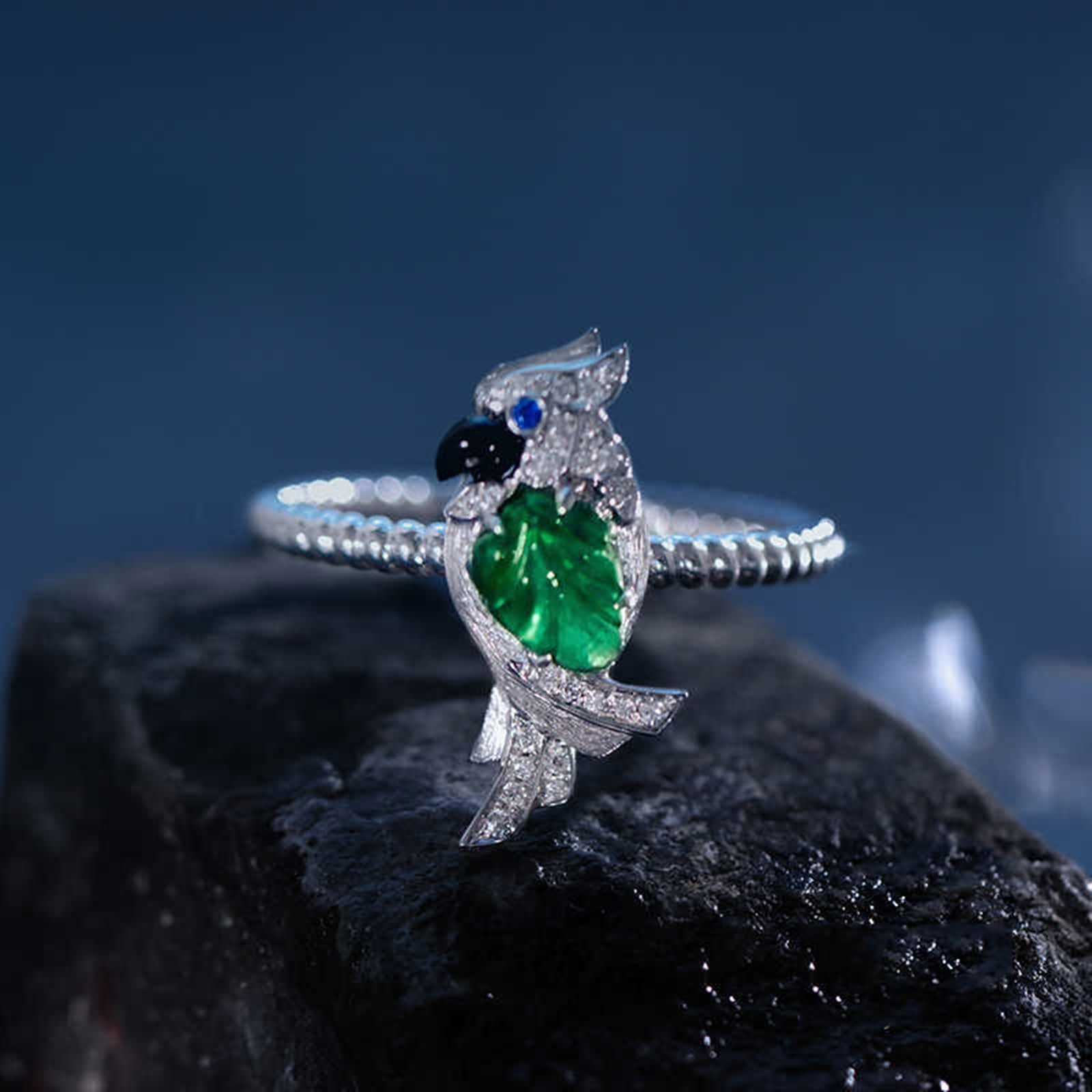 Obrączki ślubne białe złoto 750 wisiorek w kształcie ptaka ze szmaragdem 0,4 ct i diamentami, pierścionek przyjaźni damski dla niej rozmiar 57 (18,1) | białe złoto 18K | modna biżuteria na