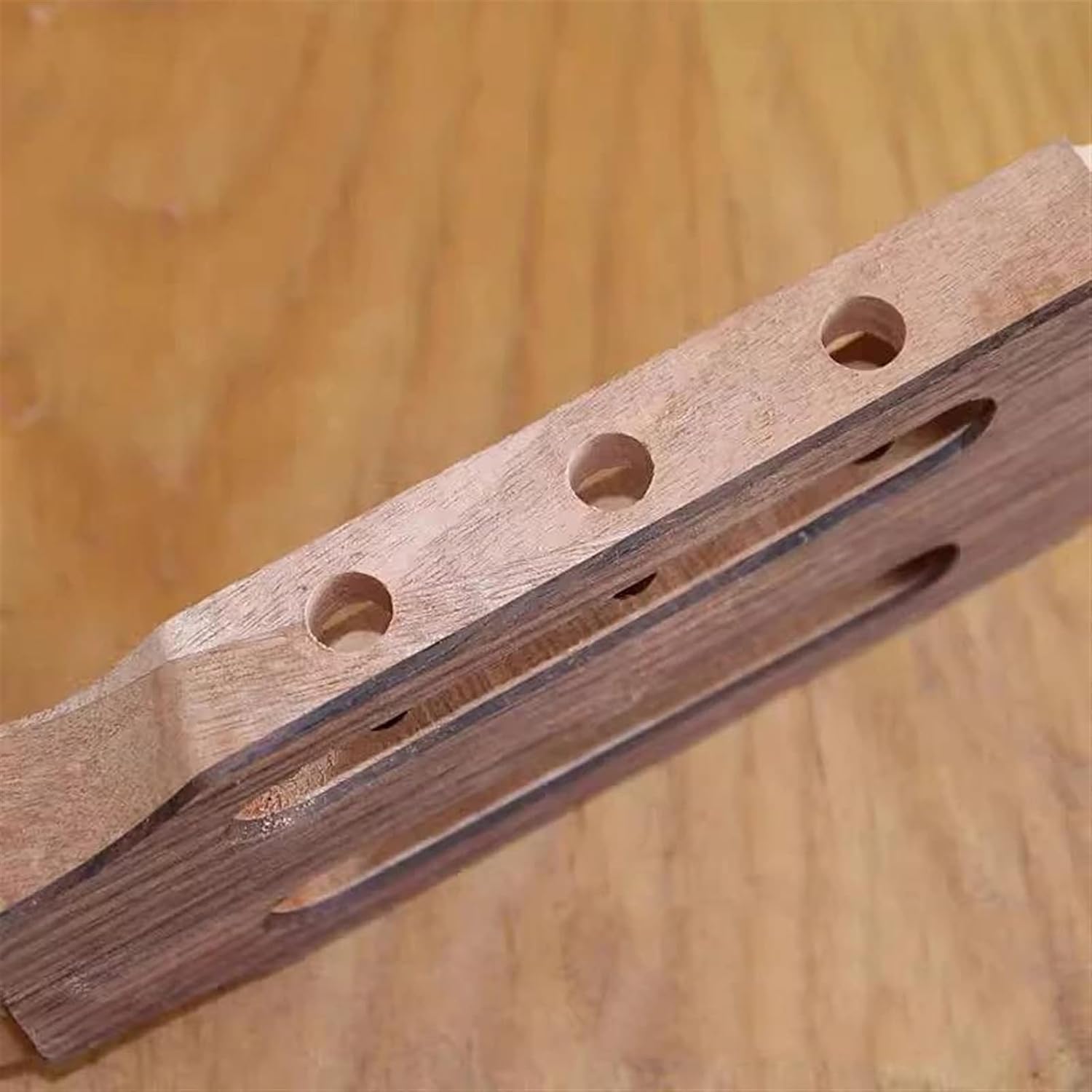 ギター修理ツール クラシックギターの弦ノブ、ノブオープニングダイ、弦ノブの位置、位置決め穴カッターモールド、ギター製作ダイ