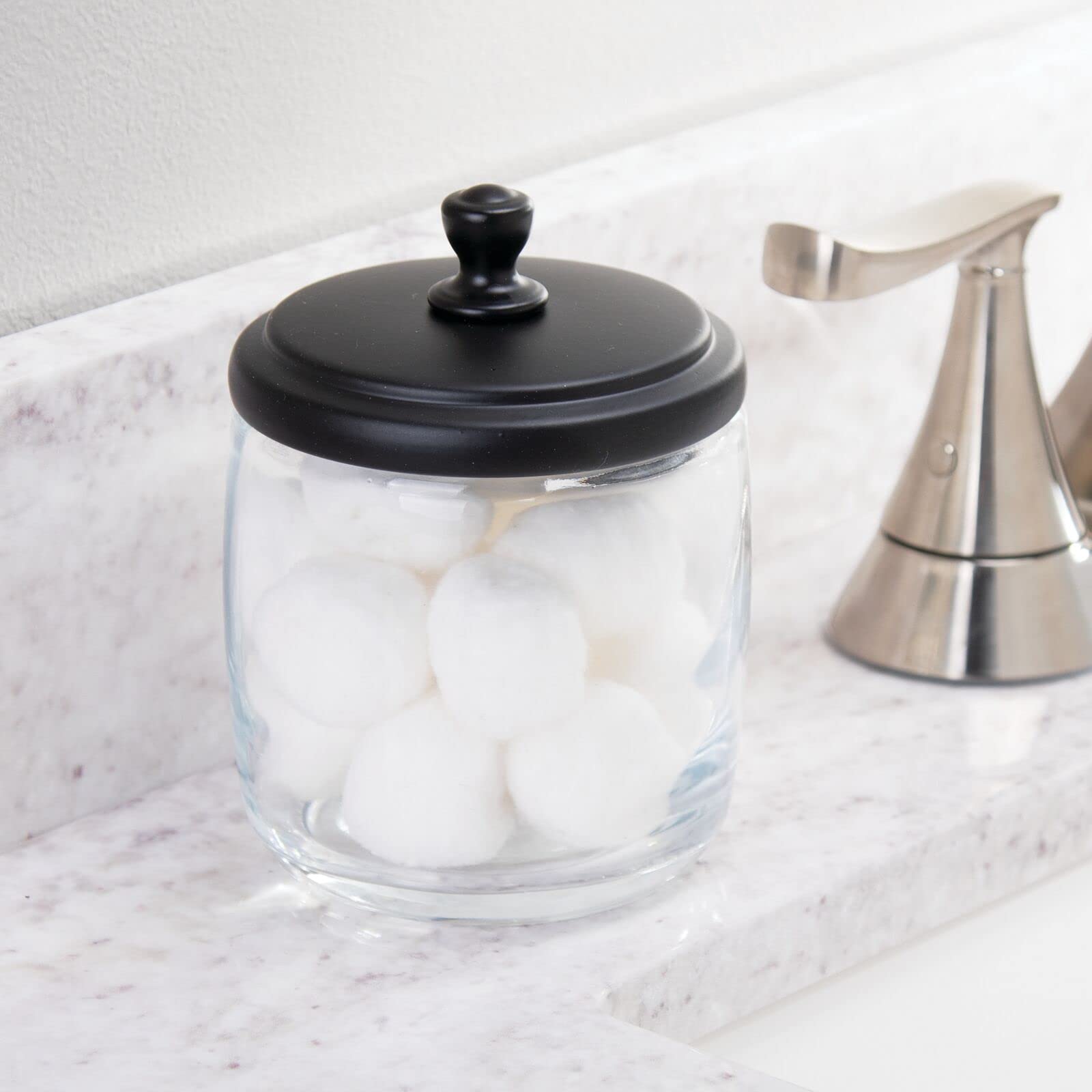 mDesign 2er-Set Wattepadbehälter mit Deckel – praktischer Behälter für Wattepads, Wattestäbchen und Wattebäusche – schlichte Wattedose & Wattestäbchenbehälter aus Glas – durchsichtig/mattschwarz