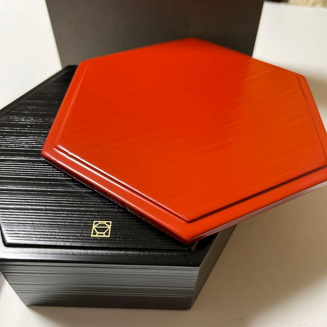 Amazon｜漆器山田平安堂 六角形重箱 赤と黒 金色模様｜重箱 オンライン通販
