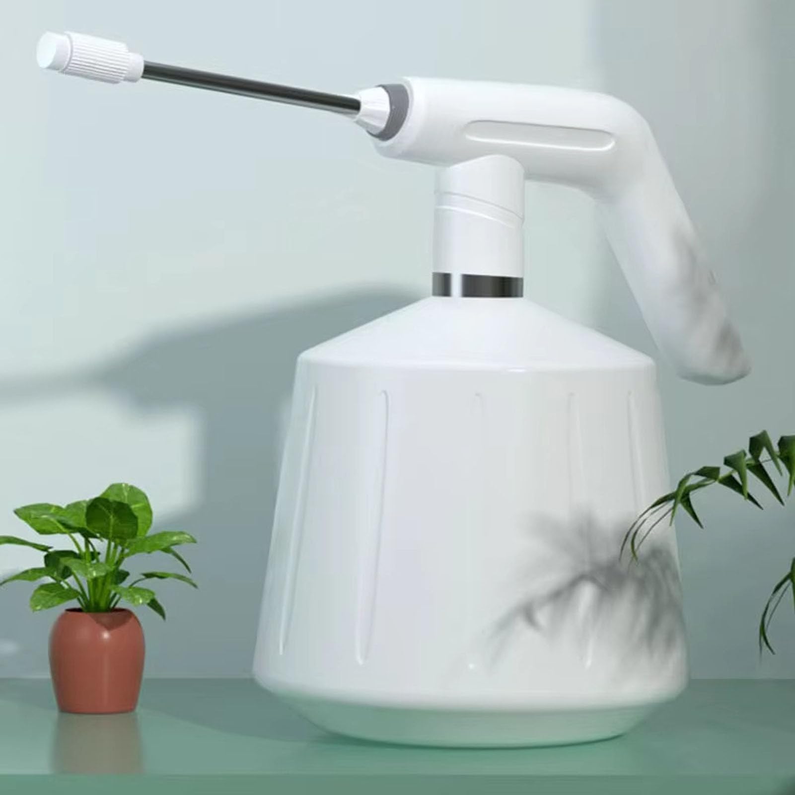 Wiederaufladbare Power-Sprühflasche, Feiner Nebel, Verstellbares Düsendesign, Auslaufsicher, 1,5 L, Automatischer Pflanzensprüher mit Verlängertem Stab für die Hausreinigung