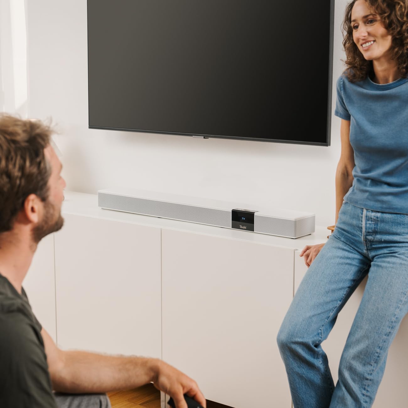 Teufel CINEBAR Dolby Atmos 22-5.1 - Barra de sonido con subwoofer inalámbrico que ahorra espacio, 8 tonos, sistemas de cine en casa, HDMI 3D ARC CEC, 4K Pass-Through, panel táctil – blanco