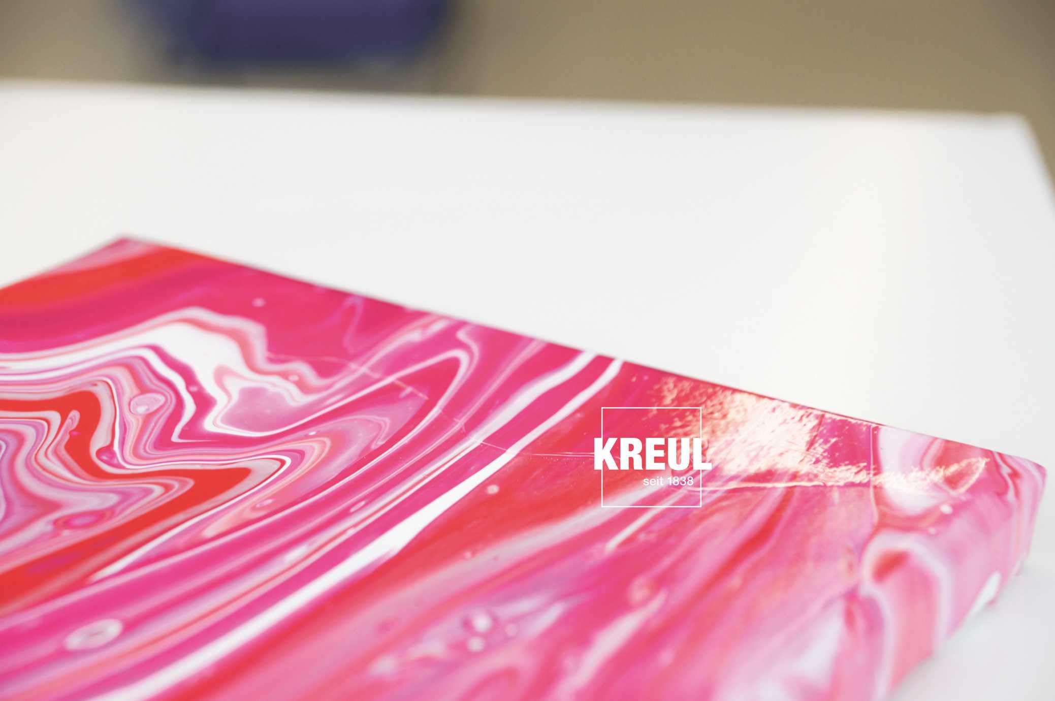 KREUL 87215 - Solo Goya Pouring Fluid, wiaderko 2500 ml, płynne medium akrylowe do technik zalewania i spływania, na bazie wody, optymalizuje zachowanie się farb akrylowych podczas spływania.