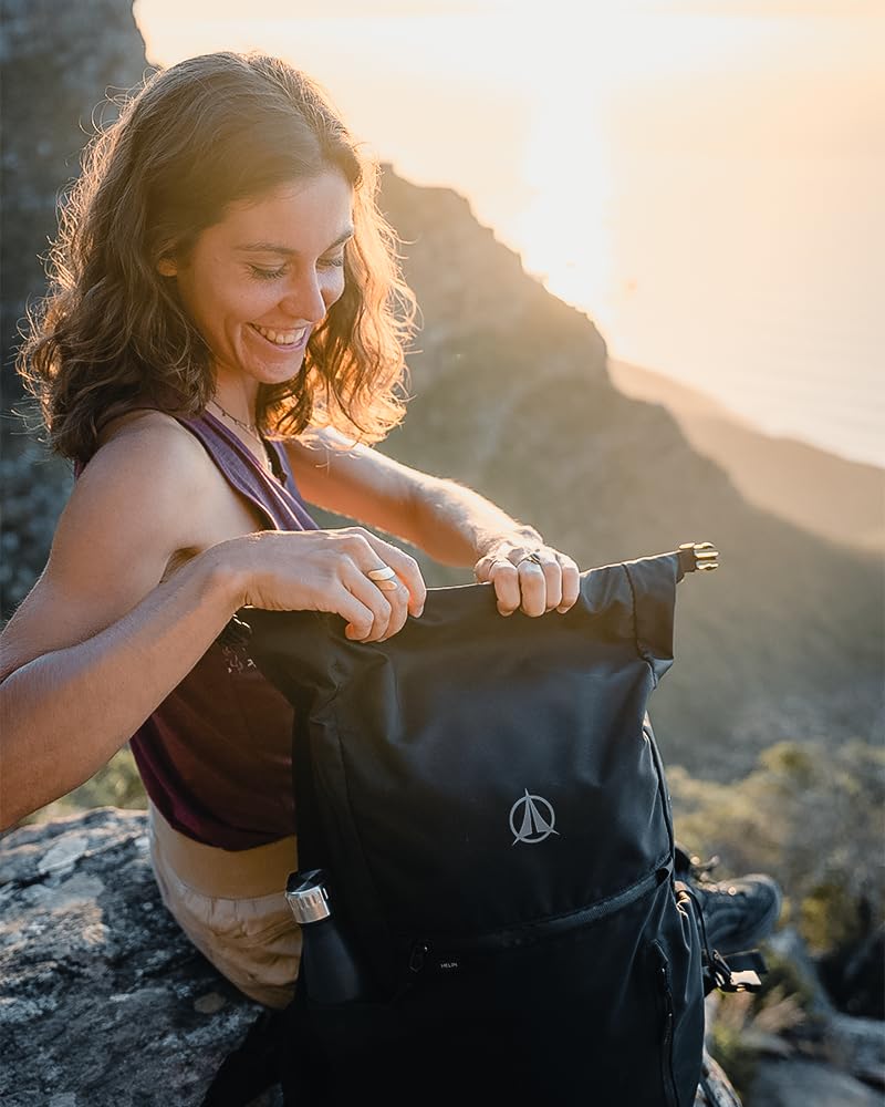 Terra Peak® Zaino Rolltop 20-25 litri (46x26x17cm) donna e uomo (HELIN) nero - Zaino da viaggio (per il bagaglio a mano) e giorno con scomparto per laptop (15 pollici) - Daypack e Backpack ergonomico