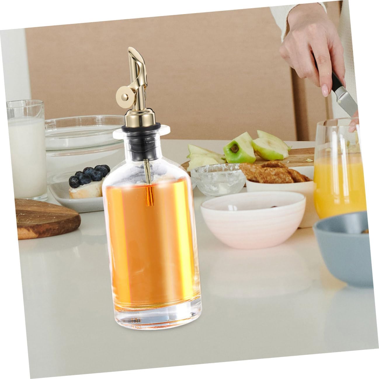 Automatic Oil and Vinegar Dispenser Bottle Set 2pcs 500ml Glass Kitchen Container with Auto Open-close Function Gold Oil Sprayer for Soy Sauce and Syrup for Cooking and Dining