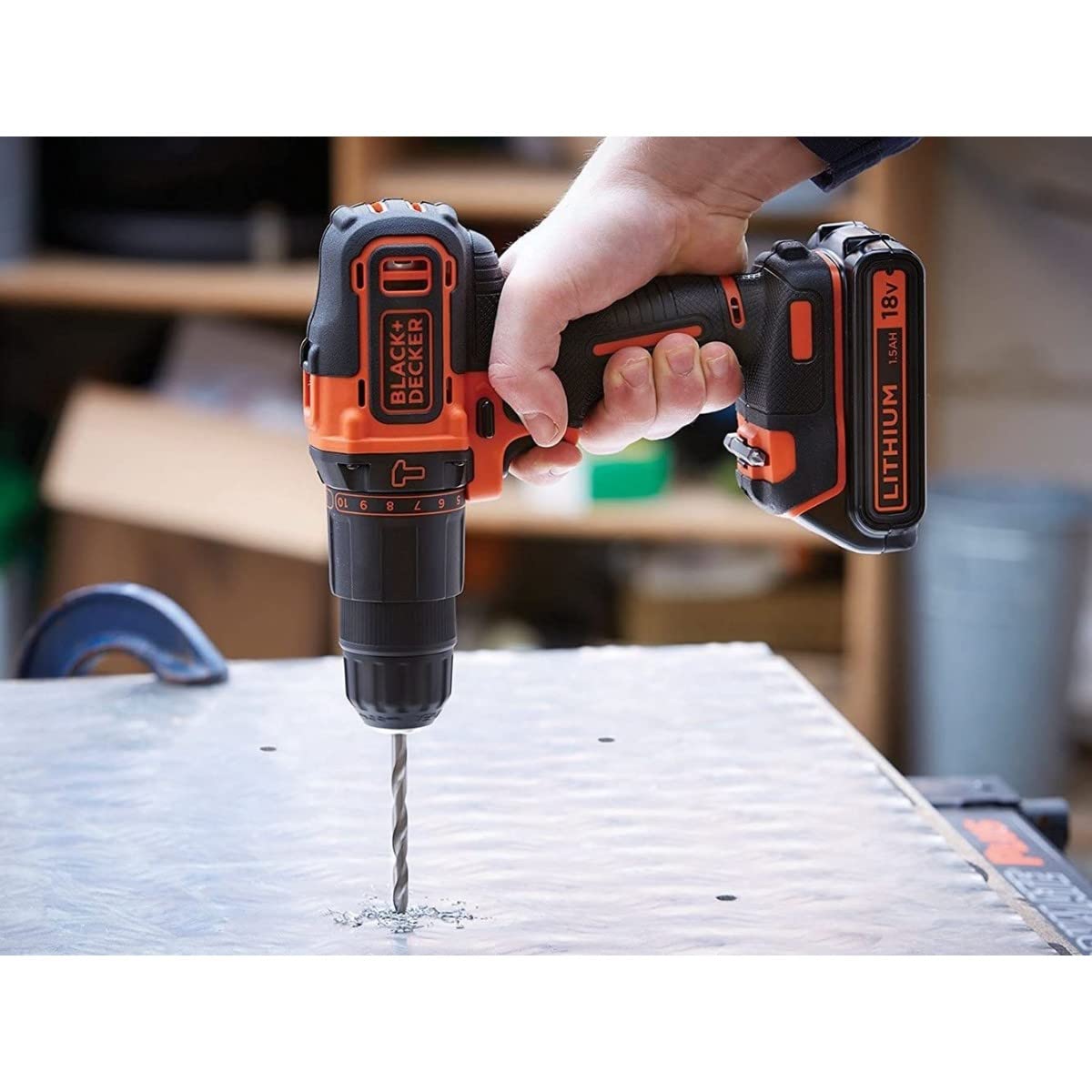 BLACK+DECKER 18V 2-Gang Akku-Schlagbohrschrauber (mit Planetengetriebe, 10mm Schnellspann-Bohrfutter, LED-Arbeitslicht, inkl. Akku, Ladegerät, Doppelbit & Koffer) BDCHD18K-QW