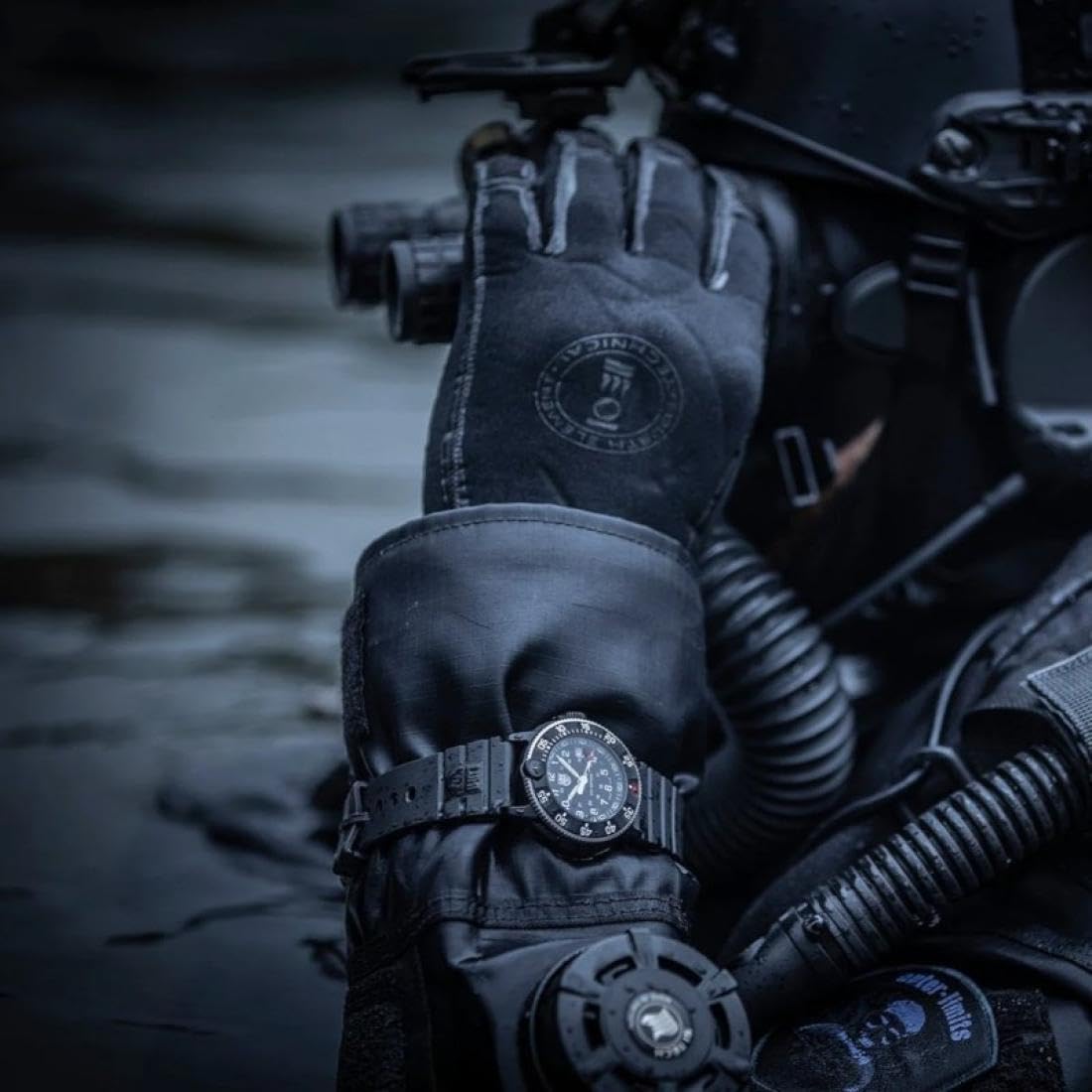 Luminox Reloj de Pulsera Heritage Navy Seal, Cristal de Zafiro, Movimiento de Cuarzo ETA, Carcasa CARBONOX, Resistente al Agua hasta 200 m, 30 Aniversario, Resistente y Elegante